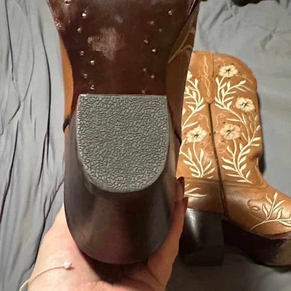 Ariat Tan Leather Embroidered Western Heeled Boots - Picture 3 of 7